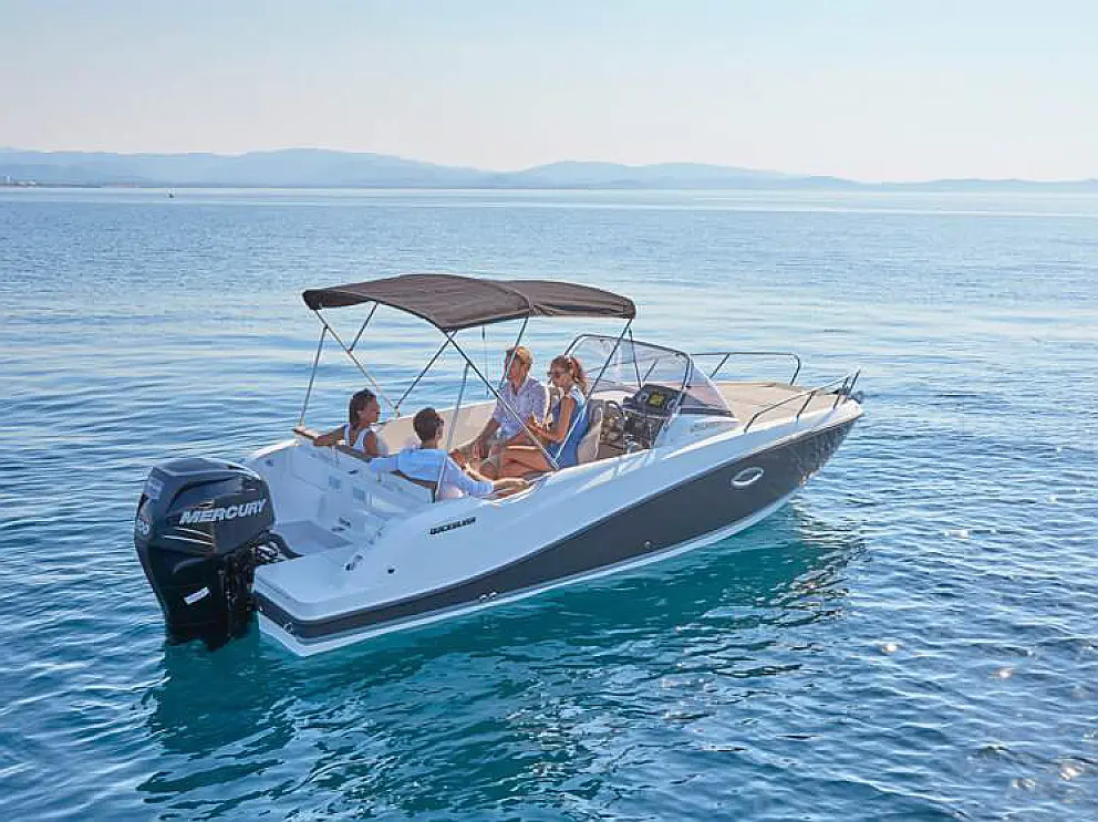 Quicksilver Activ 675 Sundeck