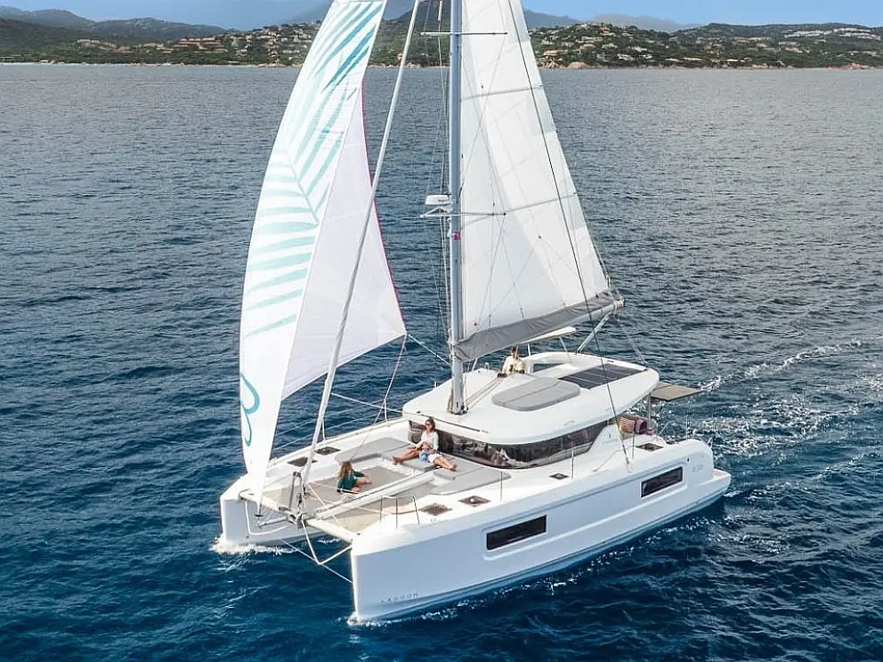 Lagoon 38 (6 cab.)