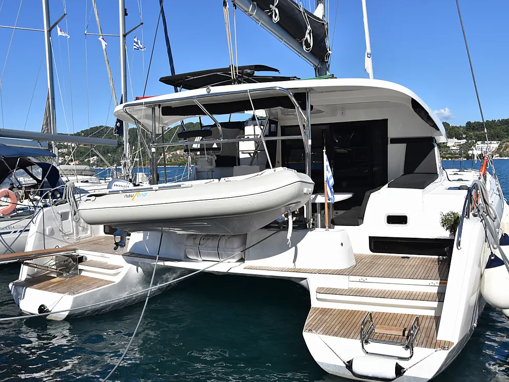 Lagoon 42 (AC, Gen, Watermaker)