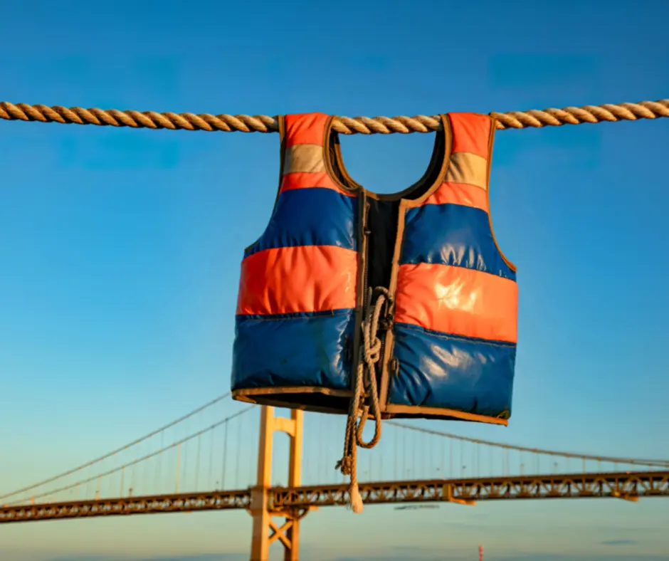 Slika zaštiten oprema koja signalizira sigurnost za vrijeme najma jedrilice u Hrvatskoj