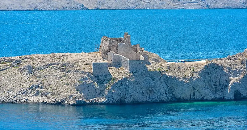 Najam katamarana u Puli